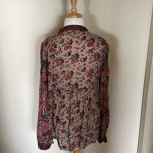 EUC~Woman’s Small Lucky Brand Long Sleeve Button Detailed Flower Top - Picture 4 of 6